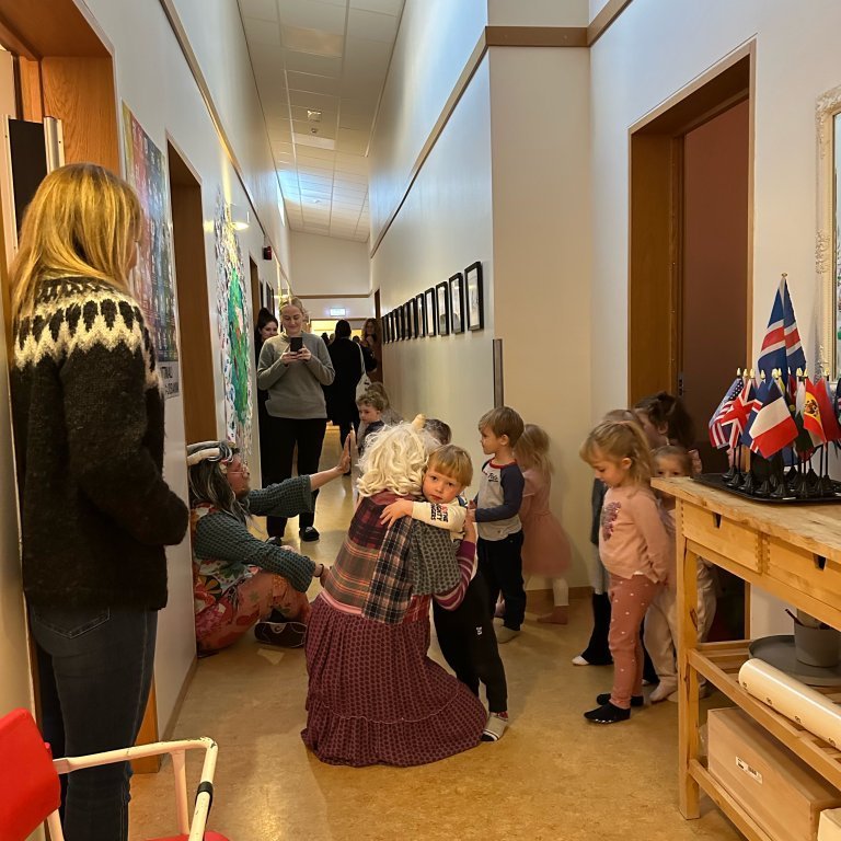 Vökudagar og Barnamenningarhátíð gáfu öllum leikskólum á Akranesi söngvasyrpu frá Leikhópnum Lottu