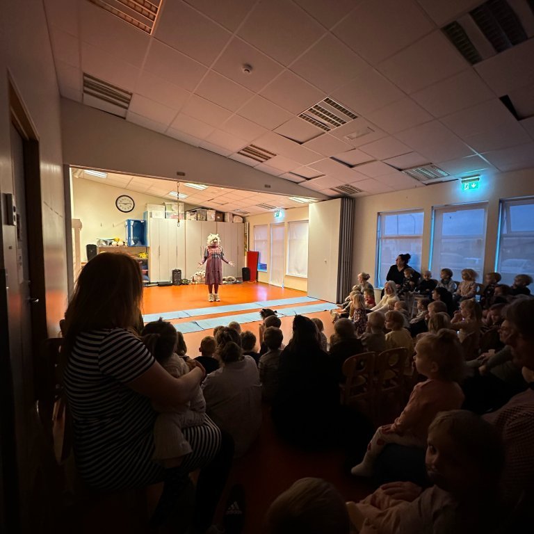 Vökudagar og Barnamenningarhátíð gáfu öllum leikskólum á Akranesi söngvasyrpu frá Leikhópnum Lottu