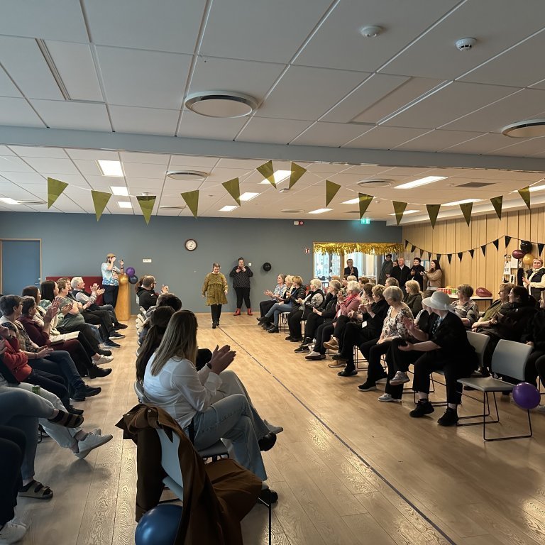 Starfsfólk fjöliðjunnar í samvinnu við Búkollu héldu metnaðarfulla og líflega tískusýningu á Vökudögum.