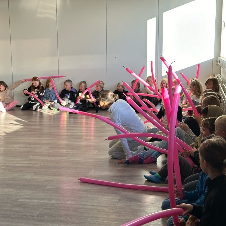 Blaðrarinn kenndi rúmlega 50 krökkum að búa til blöðrudýr á skemmtilegu námskeiði