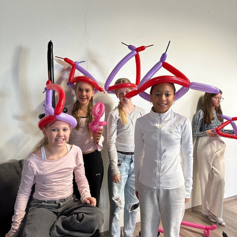 Blaðrarinn kenndi rúmlega 50 krökkum að búa til blöðrudýr á skemmtilegu námskeiði