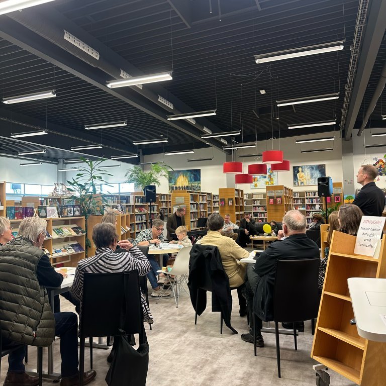 Birgir Þórisson bæjarlistamaður Akraness flutti hugljúfa tóna á afmælishátíð Bókasafns Akraness á Vökudögum