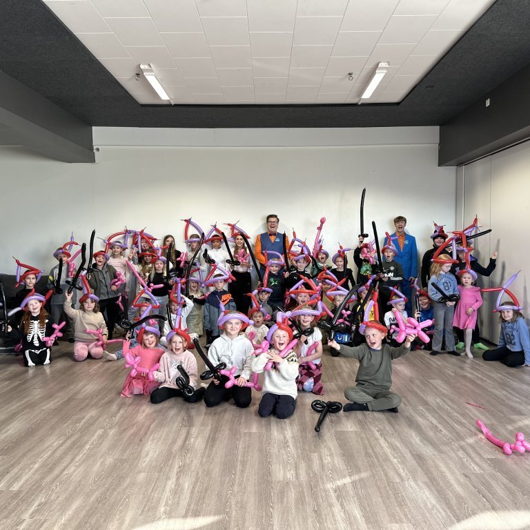 Blaðrarinn kenndi rúmlega 50 krökkum að búa til blöðrudýr á skemmtilegu námskeiði