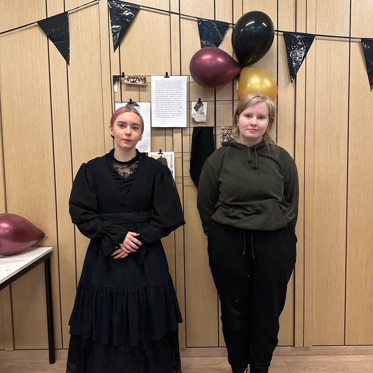 Starfsfólk fjöliðjunnar í samvinnu við Búkollu héldu metnaðarfulla og líflega tískusýningu á Vökudögum. Hér má sjá hönnun eftir Lovísu liljudóttir Daðadóttir og Margrét Ásta Arnarsdóttir sýndi kjólinn.