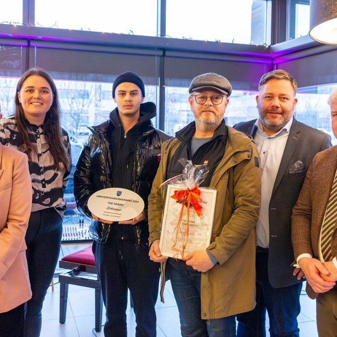 Umhverfisverðlaunahafar - Tré ársins, sitkagreni á Kirkjubraut 60, Sigurjón Már og Þórey Helga
Ljósmynd: Guðni Hannesson