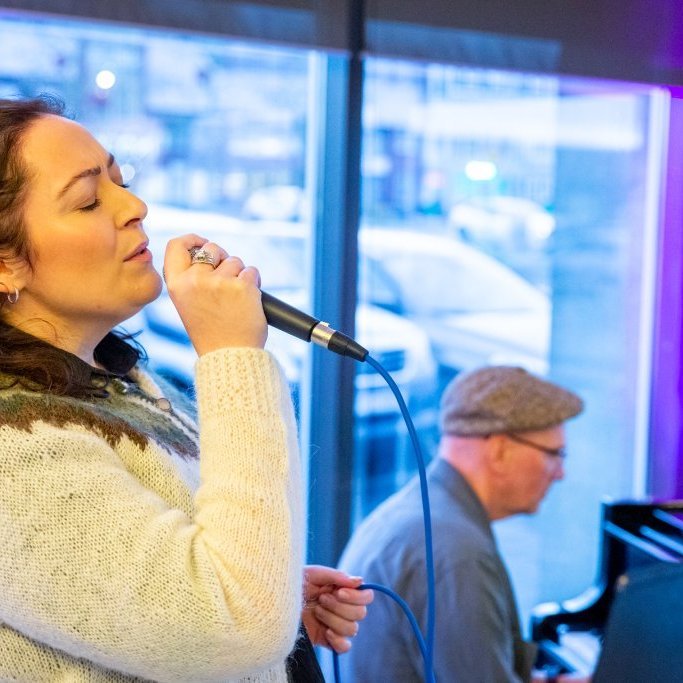 Kristín Þóra Jóhannsdóttir söng við undirleik Flosa Einarssonar
Ljósmynd: Guðni Hannesson