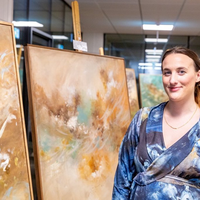 Jaclyn Árnason hélt glæsilega sýningu Overtones hjá Breið nýsköpunarsetri. Þess má geta að hún átti í samstarfi með KRóSK þar sem þær hönnuðu fatnað upp úr verkum Jaclynar.
Ljósmyndir: Guðni Hannesson