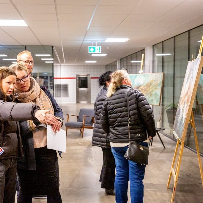 Jaclyn Árnason hélt glæsilega sýningu Overtones hjá Breið nýsköpunarsetri. Þess má geta að hún átti í samstarfi með KRóSK þar sem þær hönnuðu fatnað upp úr verkum Jaclynar.