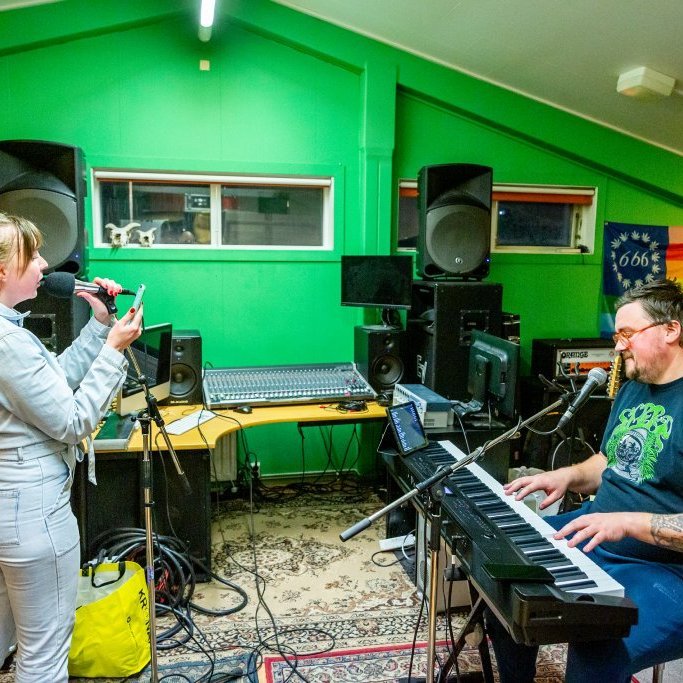 Lára Magnúsdóttir og Bergur Líndal Guðnason spiluðu tónlist á efrihæð sýningar Tinnu Royal
Ljósmyndir: Guðni Hannesson