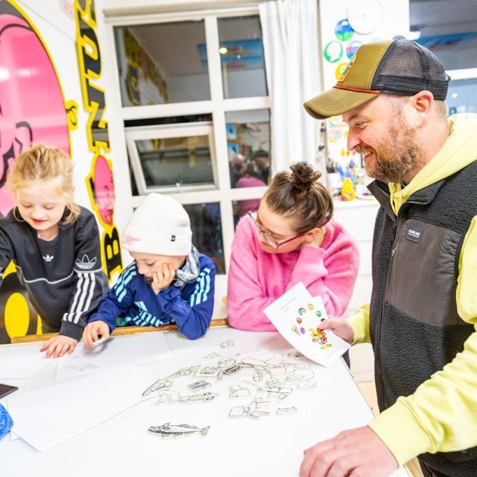Tinna Royal hélt 42 ára afmælissýninguna Lífið, alheimurinn og alltsaman, gestir gátu þrykkt með allskyns dúkristum sem hún hafði útbúið.
Ljósmyndir: Guðni Hannesson