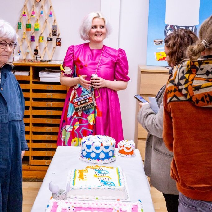 Tinna Royal hélt 42 ára afmælissýninguna Lífið, alheimurinn og alltsaman. Afmælisbarnið og listakonan bauð auðvitað upp á köku og kaffi.
Ljósmyndir: Guðni Hannesson