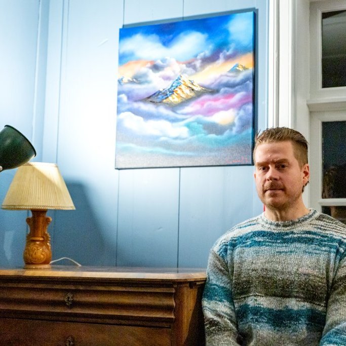 Sigurður Mikael bauð gestum á litríka sýningu ,,Málverkamaður