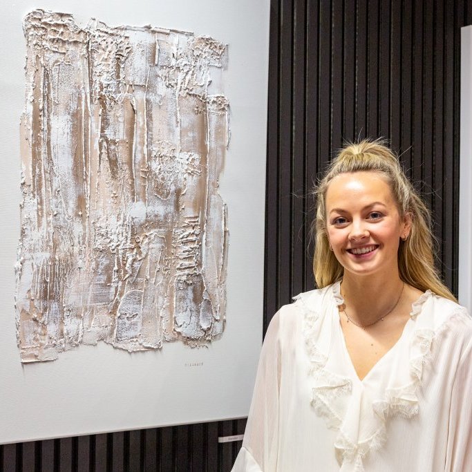 Silja Sif á falllegu sýningunni sinni Hrjúft sem haldin var í bílasölunni Öskju
Ljósmyndir: Guðni Hannesson