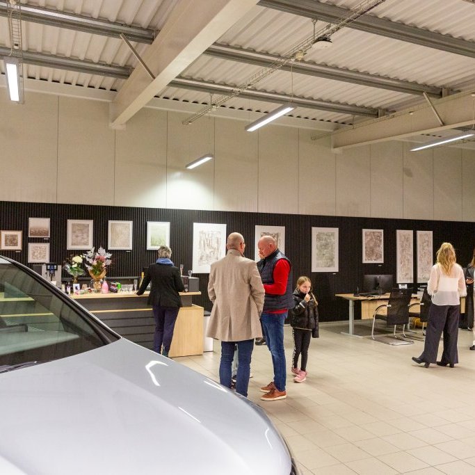 Silja Sif á fallegu sýningunni sinni Hrjúft sem haldin var í bílasölunni Öskju
Ljósmyndir: Guðni Hannesson