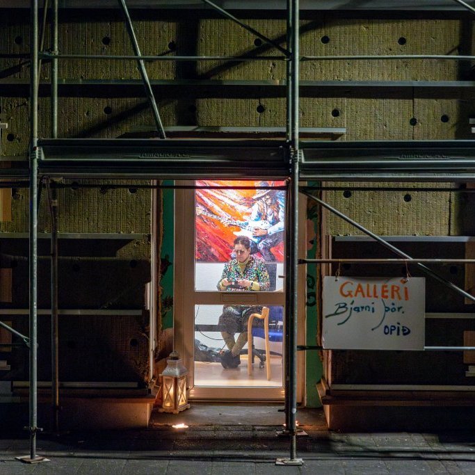 Opin vinnustofa hjá Bjarna Þór á Kirkjubrautinni, þar tók Ásta vel á mót góðum gestum
Ljósmyndir: Guðni Hannesson