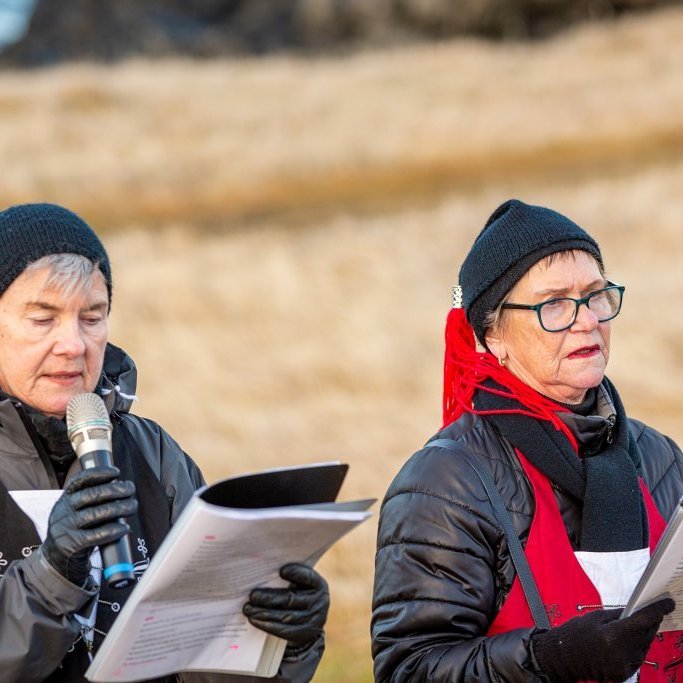 Akraneskaupstaður fjárfesti í nýju útilistaverki, náttúrusætinu Jókubungu - Kellingar héldu sögustund um svæðið
Ljósmyndir: Guðni Hannesson