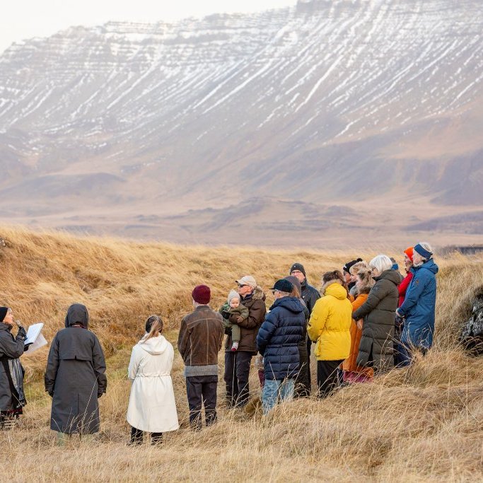Akraneskaupstaður fjárfesti í nýju útilistaverki, náttúrusætinu Jókubungu - Kellingar héldu sögustund um svæðið
Ljósmyndir: Guðni Hannesson