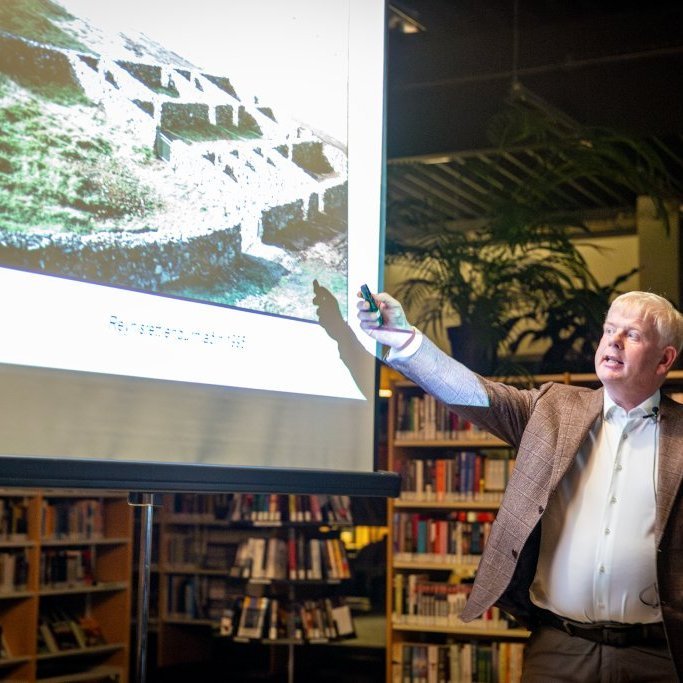 Haraldur Benediktsson bæjarstjóri bauð á fyrirlestur um mannlíf undir Akrafjalli á Bókasafni Akraness, viðburðurinn var afar vel sóttur og margt fróðlegt sem þarna kom fram í máli og myndum.
Ljósmynd: Guðni Hannesson