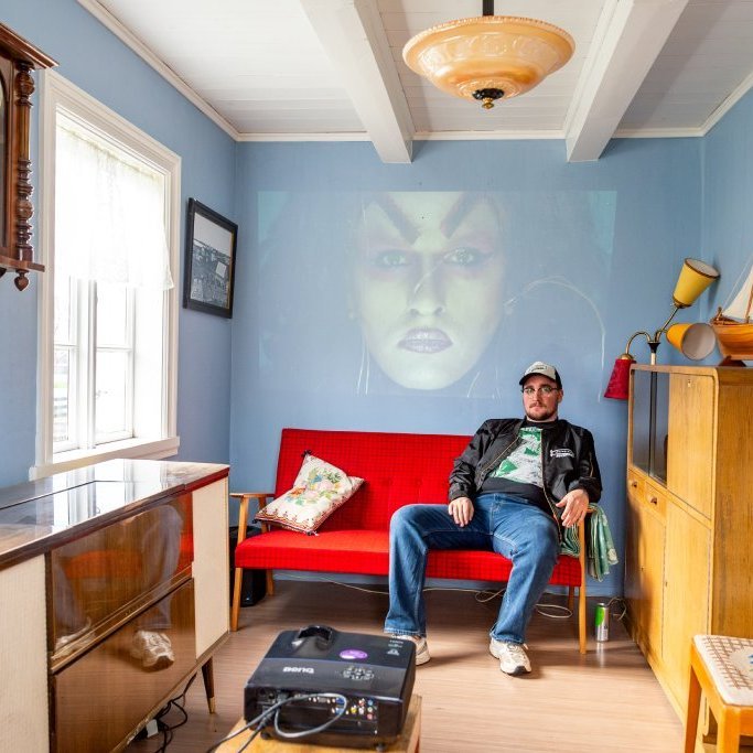 Þorri Líndal hjá vídjóverki sínu á samsýningu á Byggðasafninu í Görðum.
Ljósmyndir: Guðni Hannesson