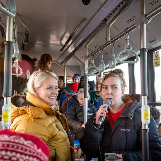 Listfélag Akraness bauð uppá menningarstrætó á Vökudögum. Hanna Þóra og Lára Magnúsdóttir stýrðu strætónum.
Ljósmynd: Guðni Hannesson