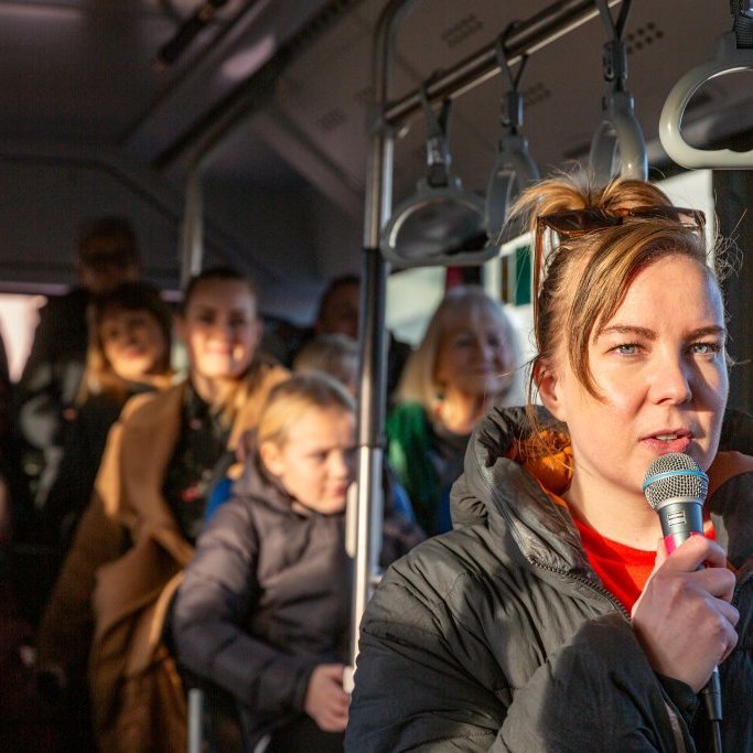 Listfélag Akraness bauð uppá menningarstrætó á Vökudögum. Hanna Þóra og Lára Magnúsdóttir stýrðu strætónum.
Ljósmynd: Guðni Hannesson