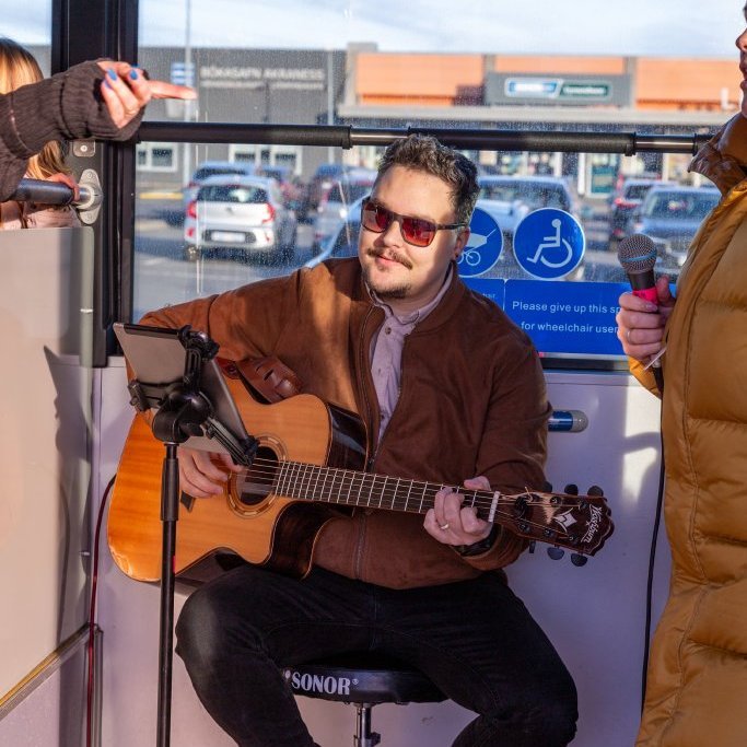 Listfélag Akraness bauð uppá menningarstrætó á Vökudögum. Sigurður Bachmann spilaði á gítar.
Ljósmynd: Guðni Hannesson