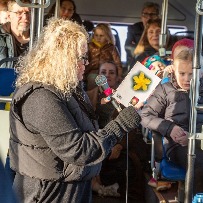 Listfélag Akraness bauð uppá menningarstrætó á Vökudögum. Lísa María Jónsdóttir flutti ljóð.
Ljósmynd: Guðni Hannesson