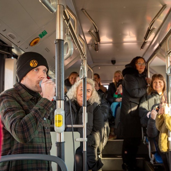 Ársæll Rafn með uppistand í menningarstrætó listfélags Akraness á Vökudögum.
Ljósmynd: Guðni Hannesson