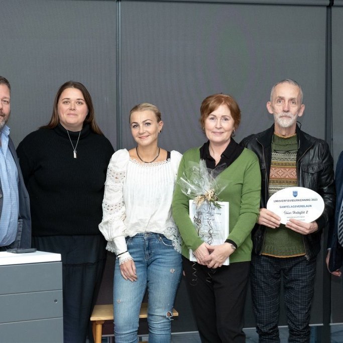 Umhverfisviðurkenningar 2023 Samfélagsverðlaun. Holtsflöt 2. Rósmarý Andersen Úlfarsdóttir og Valdimar Arnþórsson taka á móti verðlaununum. / Ljósmynd: Blik studio