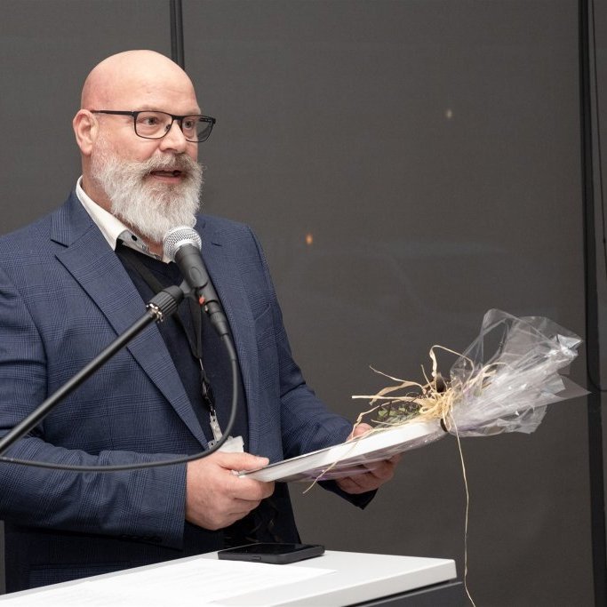 Umhverfisviðurkenningar 2023 Snyrtileg fyrirtækjalóð. Lækjarflói 1 Veitur. Gissur Ágústsson tekur á móti verðlaununum. / Ljósmynd: Blik studio