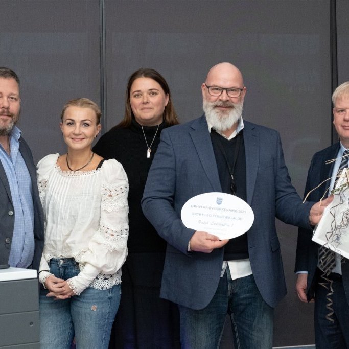 Umhverfisviðurkenningar 2023 Snyrtileg fyrirtækjalóð. Lækjarflói 1 Veitur. Gissur Ágústsson tekur á móti verðlaununum. / Ljósmynd: Blik studio