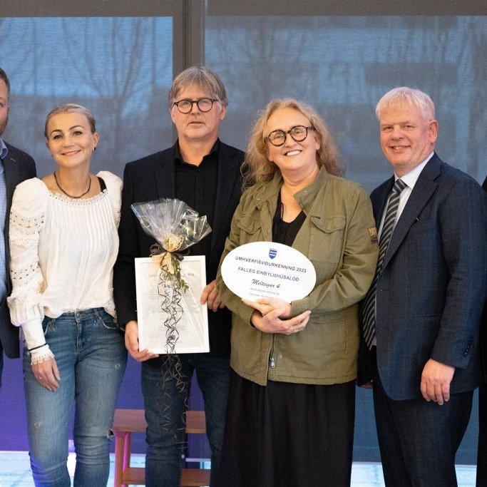 Umhverfisviðurkenningar 2023 Falleg einbýlishúsalóð. Melteigur 4. Margrét Jónsdóttir og Sæmundur Benediktsson taka á móti verðlaununum./ Ljósmynd: Blik studio