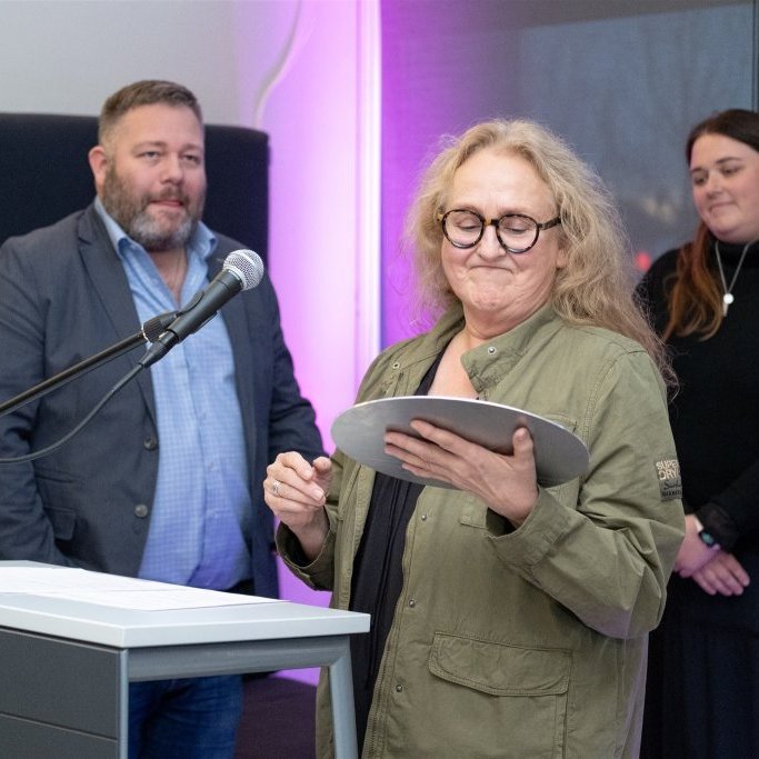 Umhverfisviðurkenningar 2023 Falleg einbýlishúsalóð. Melteigur 4. Margrét Jónsdóttir og Sæmundur Benediktsson taka á móti verðlaununum./ Ljósmynd: Blik studio