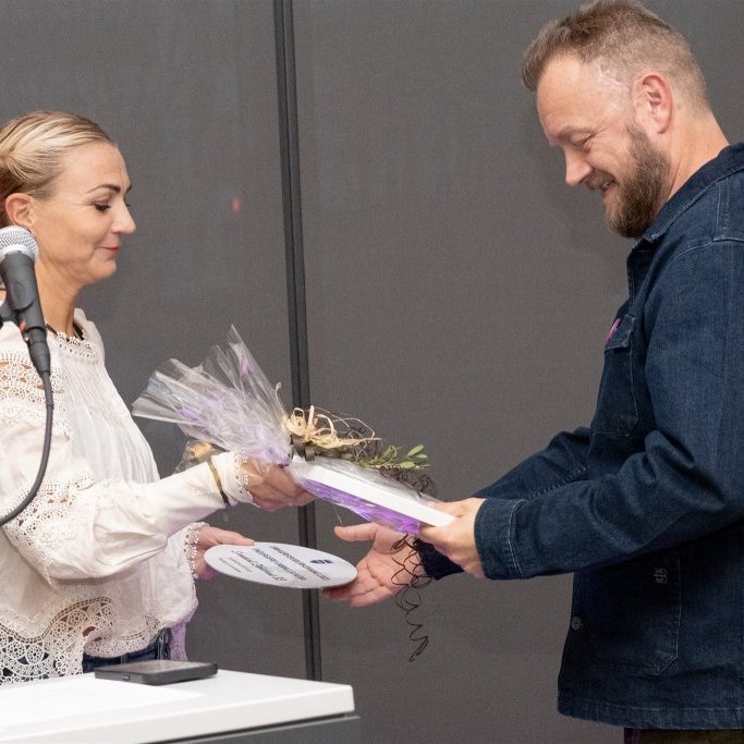 Umhverfisviðurkenningar 2023 Endurgerð gamalla húsa. Skólabraut 33, Sunnuhvoll. Ólafur Páll Gunnarsson tekur á móti verðlaununum./ Ljósmynd: Blik studio