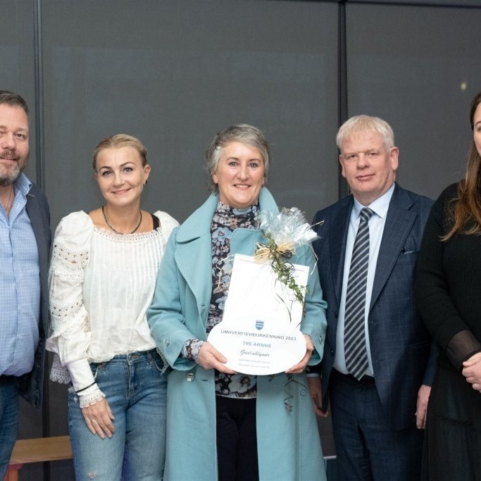 Umhverfisviðurkenningar 2023 Tré ársins. Skólabraut 20, garðahlynur. Lilja Líndal Aðalsteinsdóttir tekur á móti verðlaununum. / Ljósmynd: Blik studio