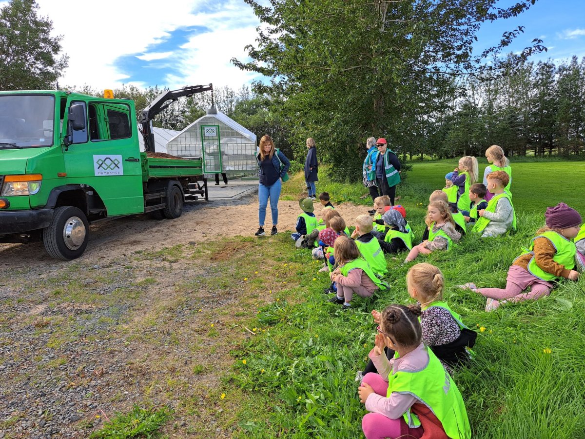 Akranes fær sér fjórfalt hús fyrir leik og grunnskóla.

https://www.akranes.is/is/frettir/leikskolinn-akrasel-fagnar-bambahusunum-i-skograektinni