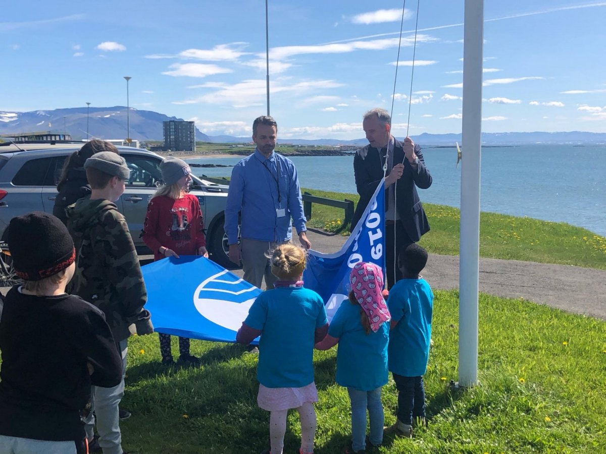 Bláfáninn dregin að húni með góðri aðstoð barna frá Akraseli og 6. bekk í Brekkubæjarskóla. Á myndin…