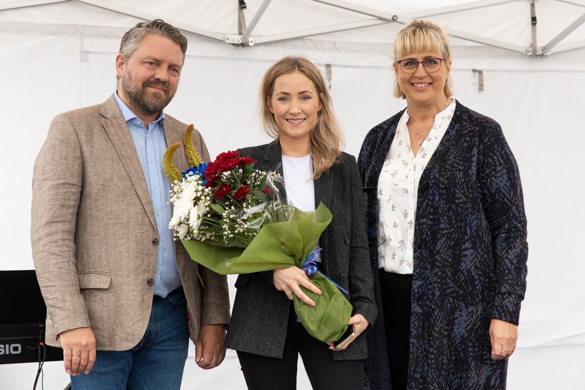 Frá vinstri: Valgarður Lyngdal Jónsson forseti bæjarstjórnar, Eva Björg Ægisdóttir Bæjarlistamaður 2…