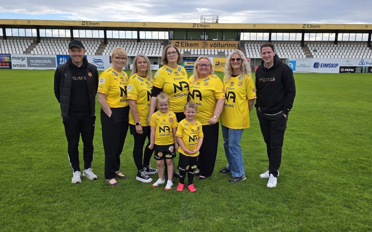 Frá vinstri: Aron Ýmir Pétursson yfirþjálfari KFÍA, Dagný Hauksdóttir sviðstjóri skóla- og frístunda…