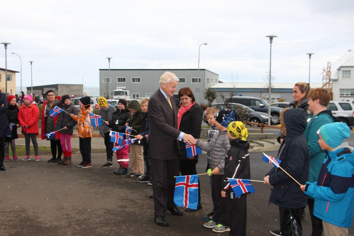 Ólafur Ragnar Grímsson forseti Íslands í heimsókn í Brekkubæjarskóla. Allir nemendur og kennarar skó…