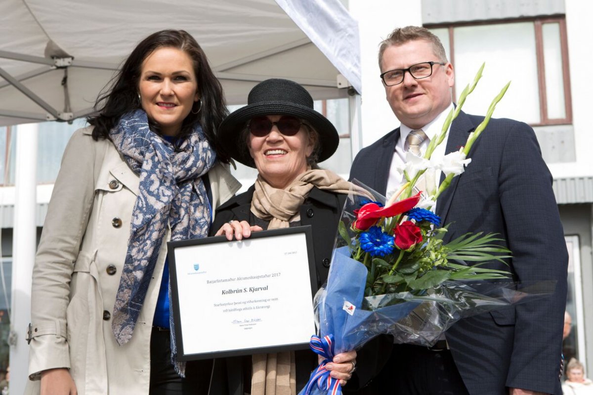 F.v. Rakel Óskarsdóttir bæjarfulltrúi, Kolbrún S. Kjarval Bæjarlistamaður Akraness 2017 og Ingþór Be…