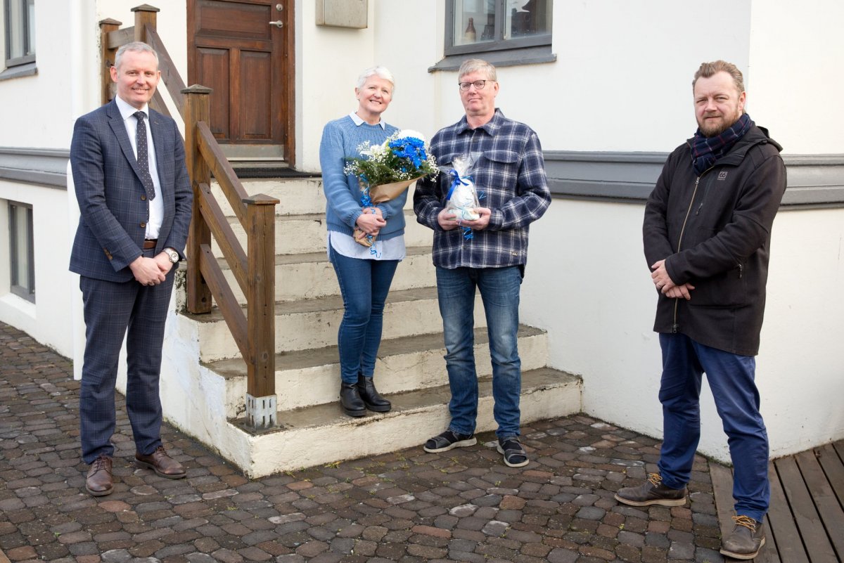 Sævar Freyr Þráinsson bæjarstjóri, aðstandendur Árbókar Akurnesinga Margrét Þorvaldsdóttir útgefandi…