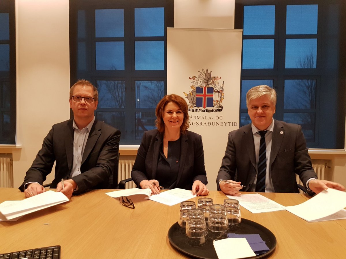 Á myndinni eru Benedikt Jóhannesson fjármálaráðherra, Regína Ásvaldsdóttir bæjarstjóri Akraness og K…