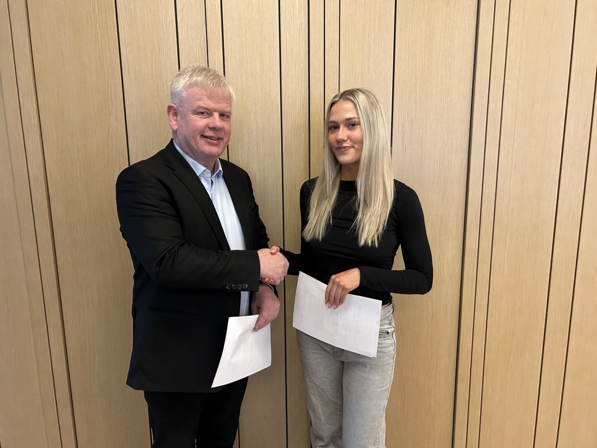Haraldur Benediktsson, bæjarstjóri og Rakel Mirra Njálsdóttir, eigandi Malíbó, við undirritun samnin…