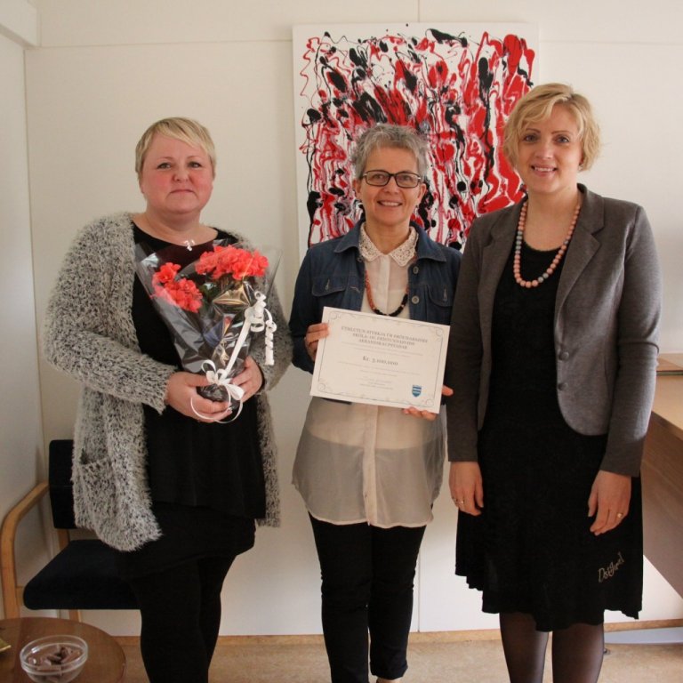 Sigríður Indriðadóttir ásamt fulltrúum Vallarsels.