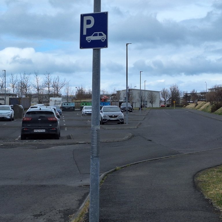 Bílastæði bak við Dalbraut 1 - bókasafn