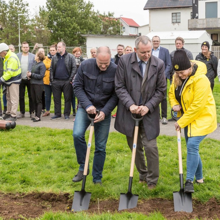 Fyrsta skóflustungan tekin á byggingu nýs fimleikahúss á Akranesi