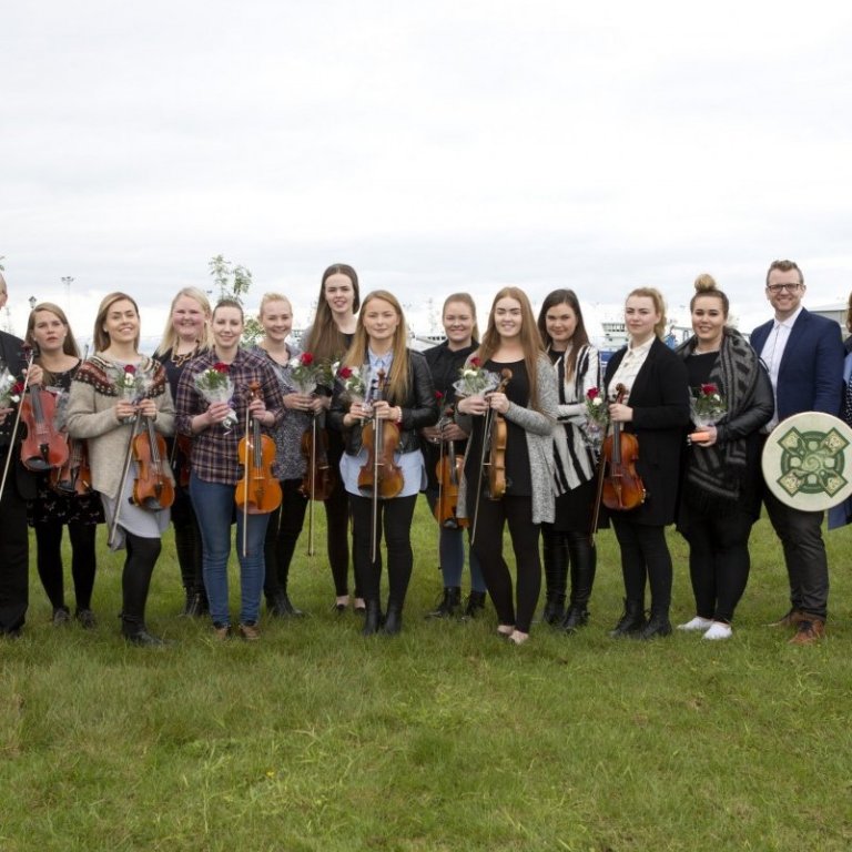 Þjóðlagasveitin Slitnir strengir bæjarlistamenn Akraness árið 2016.