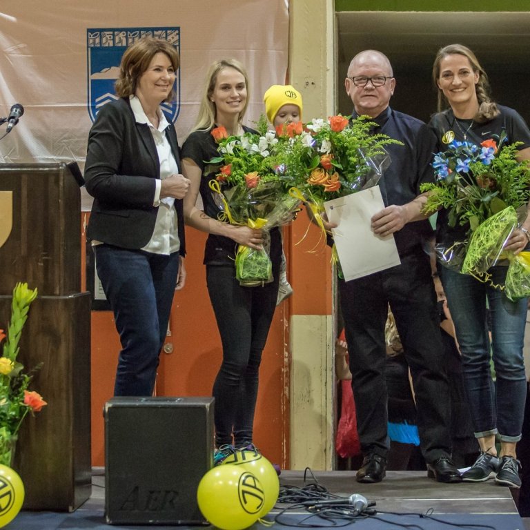 Á myndinni sem Jónas Ottósson tók má sjá Regínu Ásvaldsdóttur bæjarstjóra, Helgu Sjöfn Jóhannesdóttu…