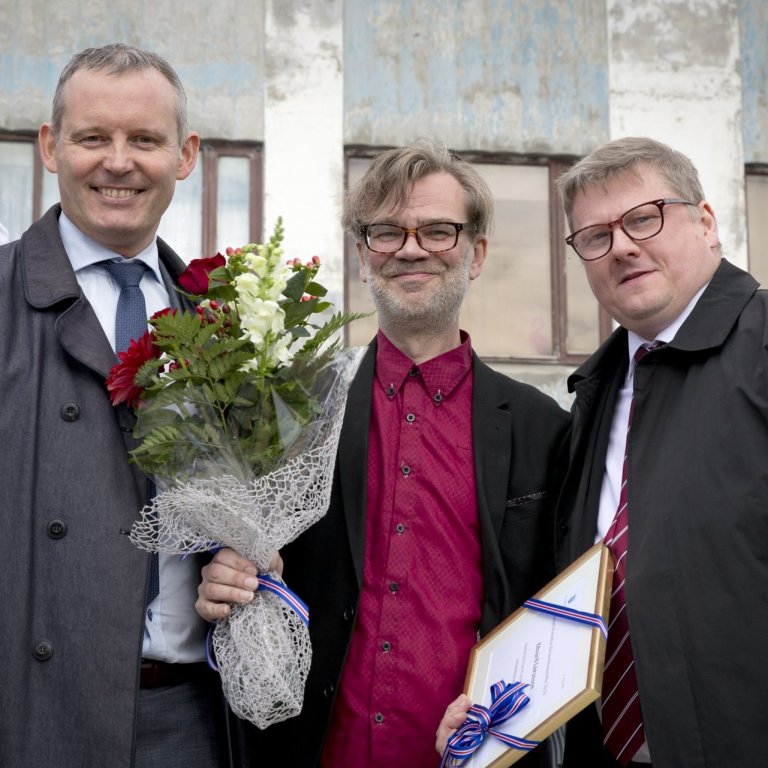Eðvarð Lárusson var bæjarlistamaður Akraness árið 2018. Hér er hann á mynd ásamt Sævari Frey Þráinss…
